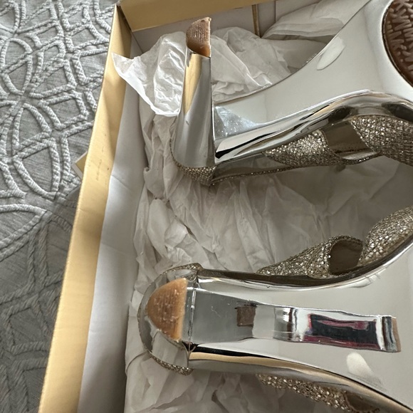 MICHAEL Michael Kors Silver Glitter T-Strap Heeled Sandals Women size US 5.5 - Picture 6 of 7
